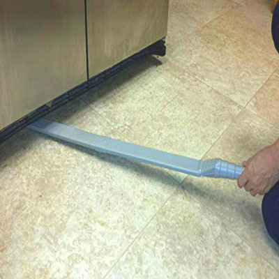 Exten-Vac suceur long extra plat, idéal pour passer sous tous les meubles bas, frigo, canapé, lit, permet d’atteindre des endroits encore plus difficiles d’accès, sans efforts.